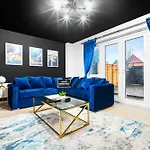 Stylish Manchester 4 Bed House W/Garden ✘ Sleeps 9 - Salford ☆ Free Parking → Smart Tvs In Every Bedroom ☆ Free Netflix & Ultra Fast Wifi ✪ 6 Min To City Centre, Close To Trafford Centre, Etihad Stadium, Manchester Arena, Clubs & More!