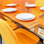 Stylish Manchester 4 Bed House W/Garden ✘ Sleeps 9 - Salford ☆ Free Parking → Smart Tvs In Every Bedroom ☆ Free Netflix & Ultra Fast Wifi ✪ 6 Min To City Centre, Close To Trafford Centre, Etihad Stadium, Manchester Arena, Clubs & More!