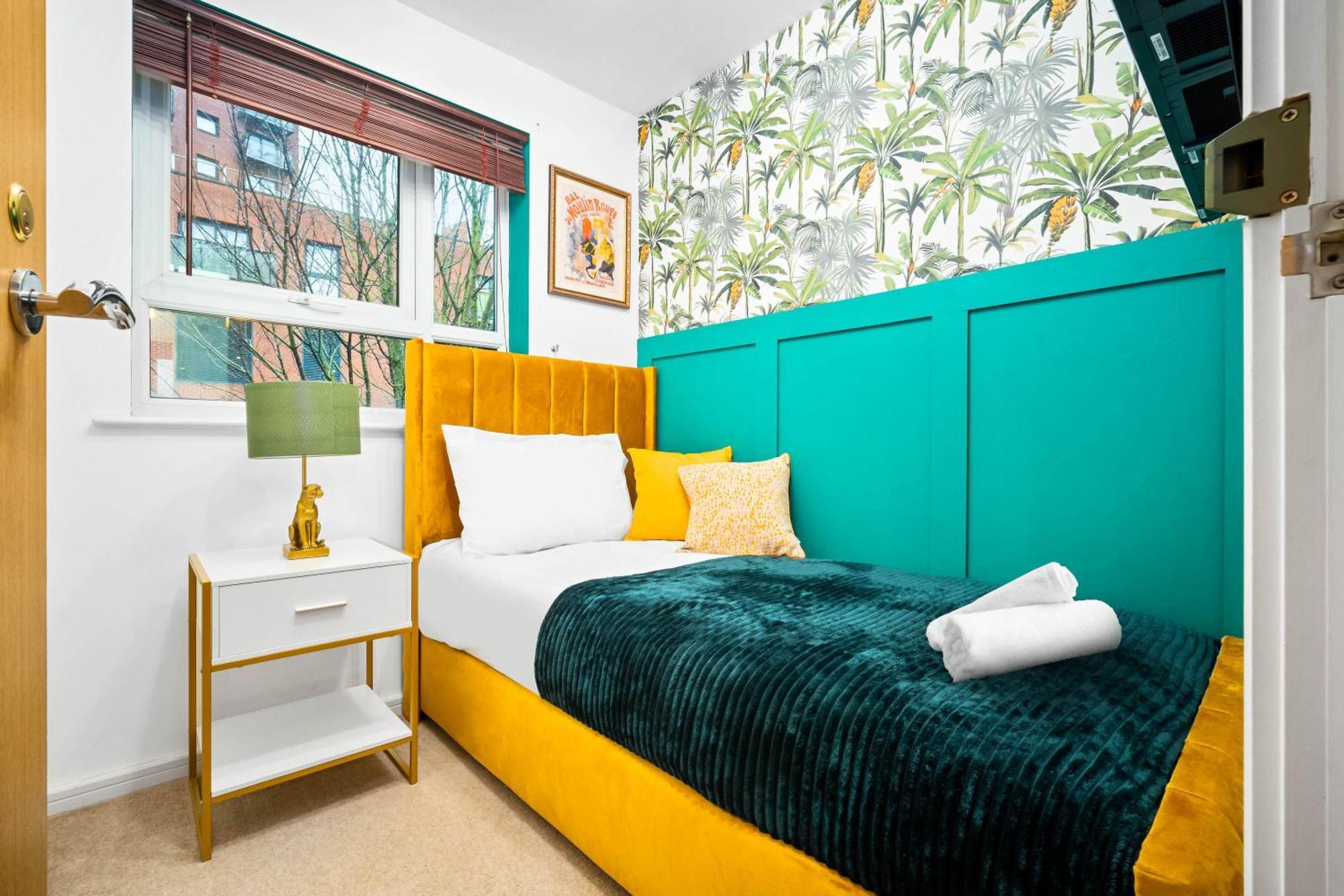 Stylish 4 Bed House W/garden ✘ Sleeps 9 - Salford ☆ Free Parking → Smart Tvs In Every Bedroom ☆ Free Netflix & Ultra Fast Wifi ✪ 6 Min To Centre, Close To Trafford Centre, Etihad Stadium, Arena, Clubs & More!