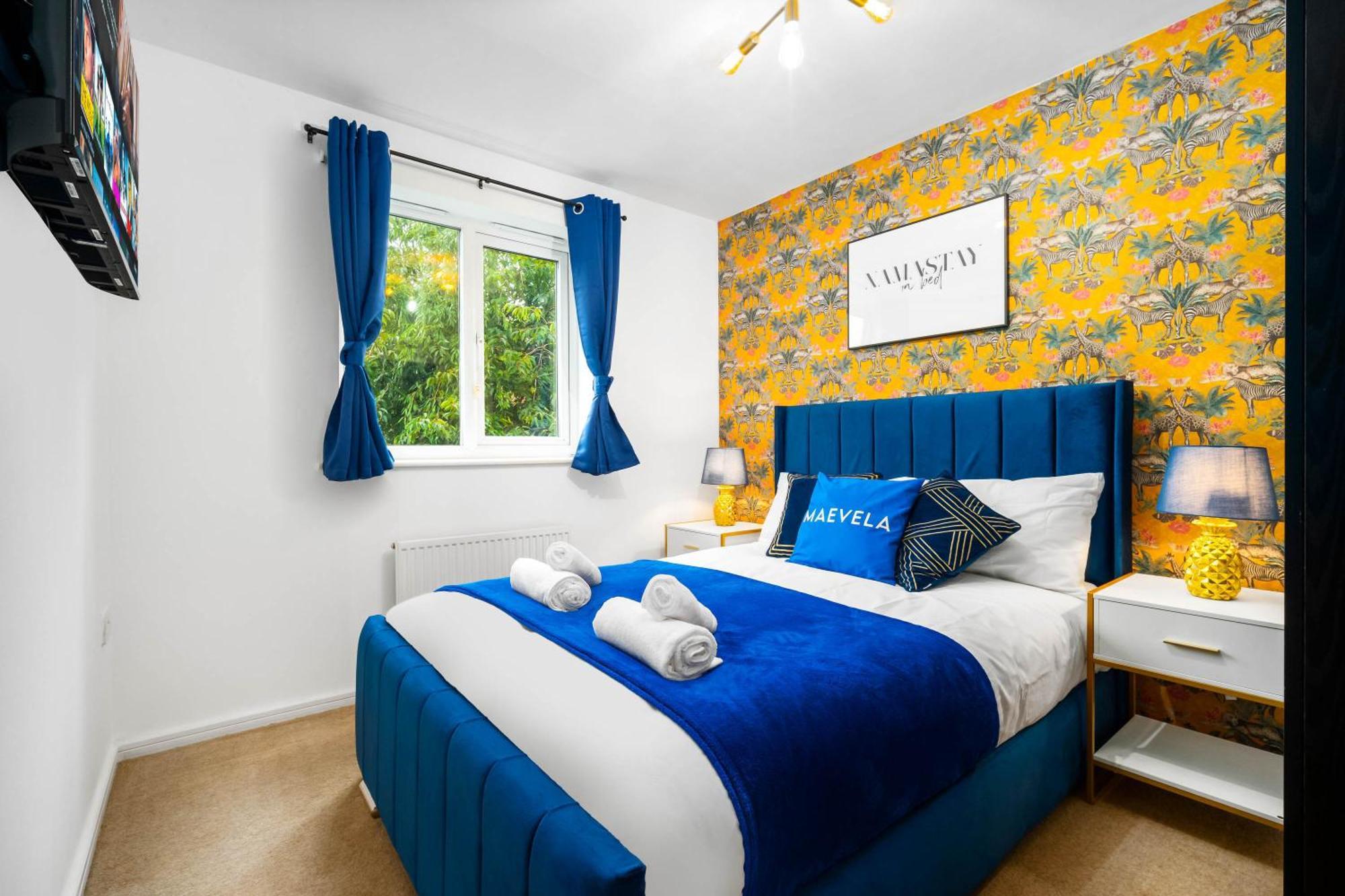 Holiday home Stylish 4 Bed House W/garden ✘ Sleeps 9 - Salford ☆ Free Parking → Smart Tvs In Every Bedroom ☆ Free Netflix & Ultra Fast Wifi ✪ 6 Min To Centre, Close To Trafford Centre, Etihad Stadium, Arena, Clubs & More! Manchester