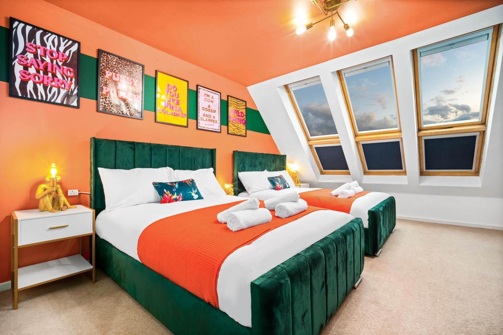 Holiday home Stylish 4 Bed House W/garden ✘ Sleeps 9 - Salford ☆ Free Parking → Smart Tvs In Every Bedroom ☆ Free Netflix & Ultra Fast Wifi ✪ 6 Min To Centre, Close To Trafford Centre, Etihad Stadium, Arena, Clubs & More!