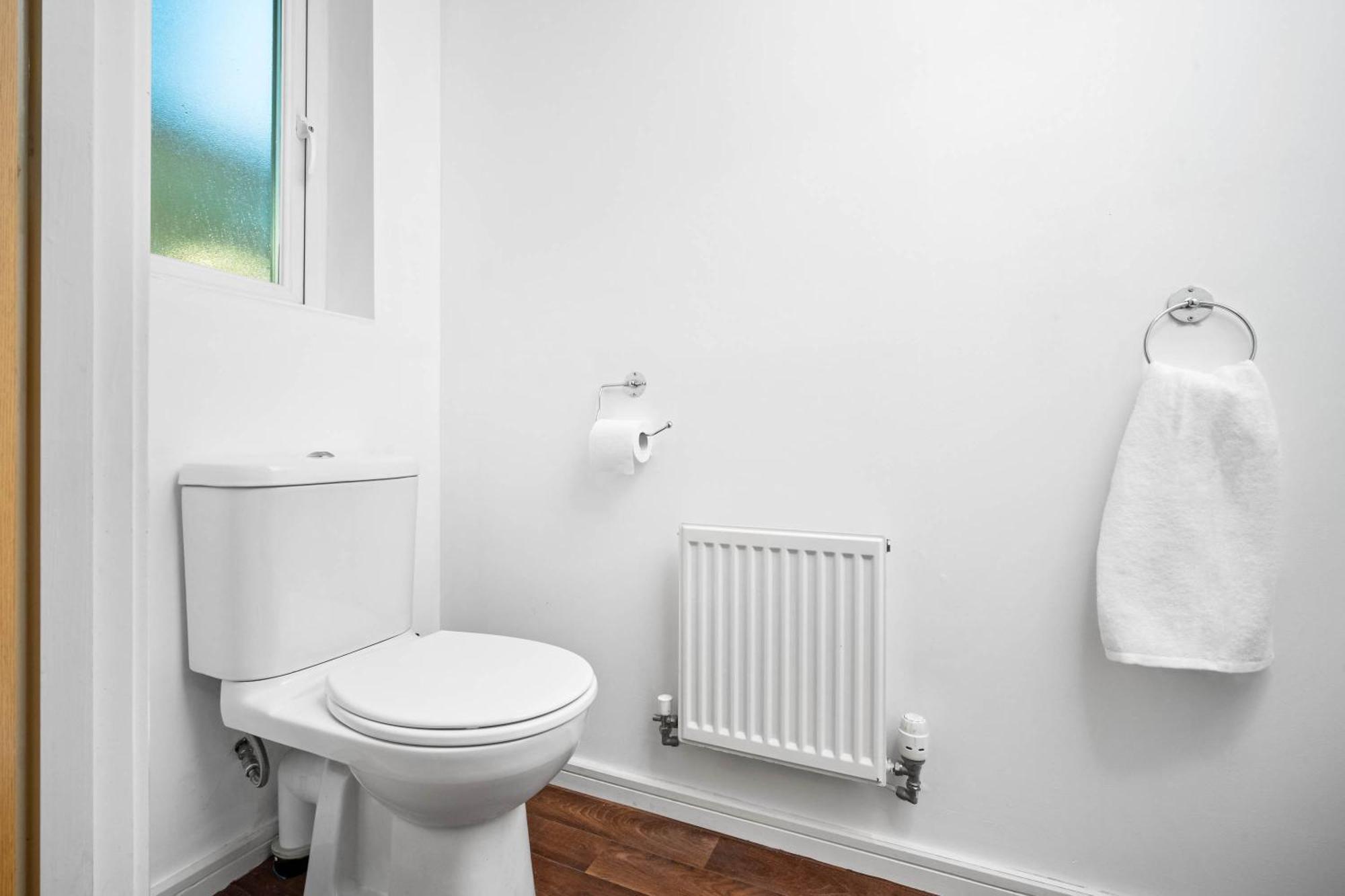Stylish 4 Bed House W/garden ✘ Sleeps 9 - Salford ☆ Free Parking → Smart Tvs In Every Bedroom ☆ Free Netflix & Ultra Fast Wifi ✪ 6 Min To Centre, Close To Trafford Centre, Etihad Stadium, Arena, Clubs & More! *