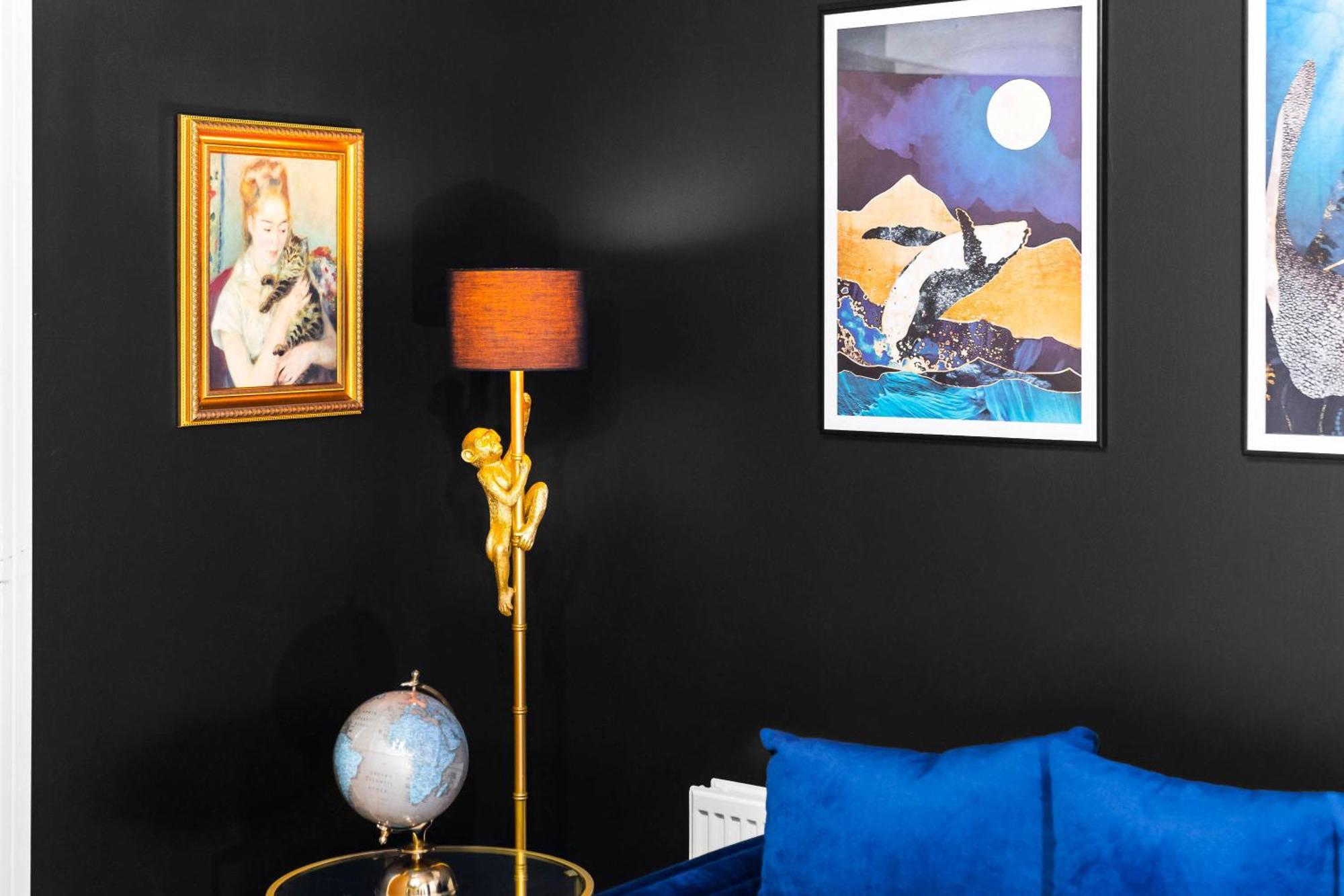 Stylish 4 Bed House W/garden ✘ Sleeps 9 - Salford ☆ Free Parking → Smart Tvs In Every Bedroom ☆ Free Netflix & Ultra Fast Wifi ✪ 6 Min To Centre, Close To Trafford Centre, Etihad Stadium, Arena, Clubs & More! Manchester