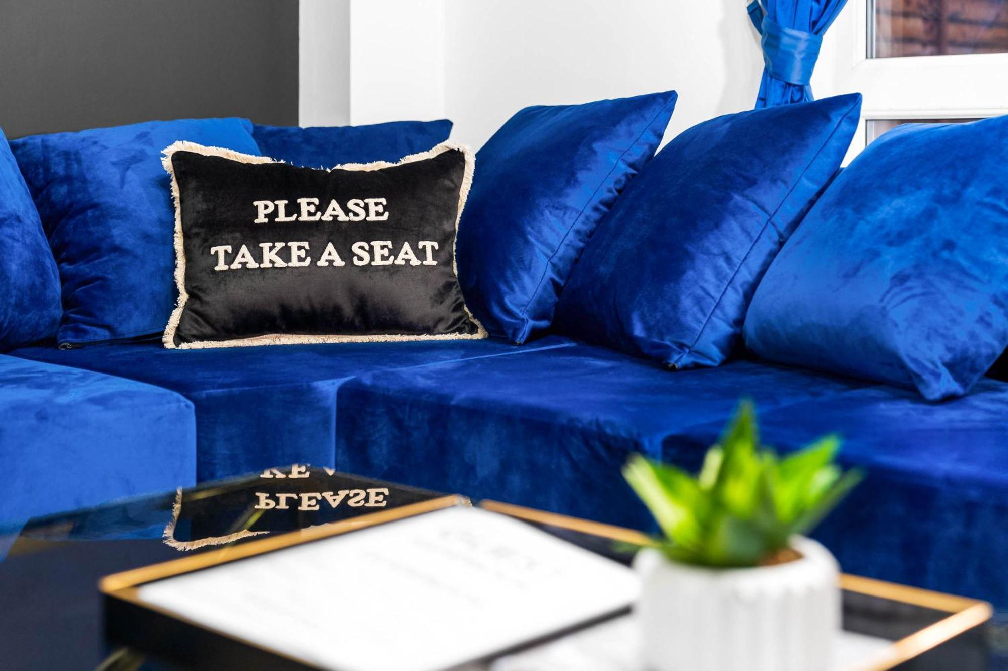 Stylish 4 Bed House W/garden ✘ Sleeps 9 - Salford ☆ Free Parking → Smart Tvs In Every Bedroom ☆ Free Netflix & Ultra Fast Wifi ✪ 6 Min To Centre, Close To Trafford Centre, Etihad Stadium, Arena, Clubs & More! Manchester