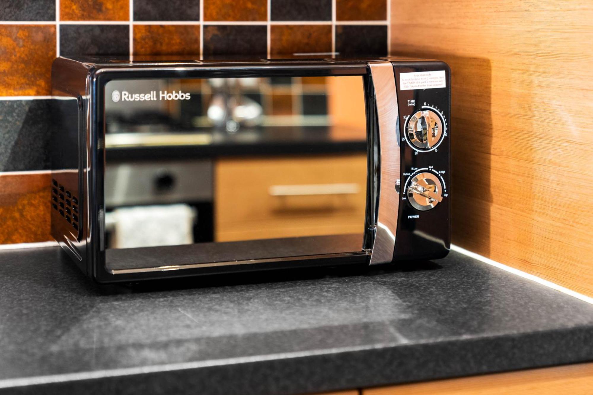 Holiday home Stylish 4 Bed House W/garden ✘ Sleeps 9 - Salford ☆ Free Parking → Smart Tvs In Every Bedroom ☆ Free Netflix & Ultra Fast Wifi ✪ 6 Min To Centre, Close To Trafford Centre, Etihad Stadium, Arena, Clubs & More! Manchester