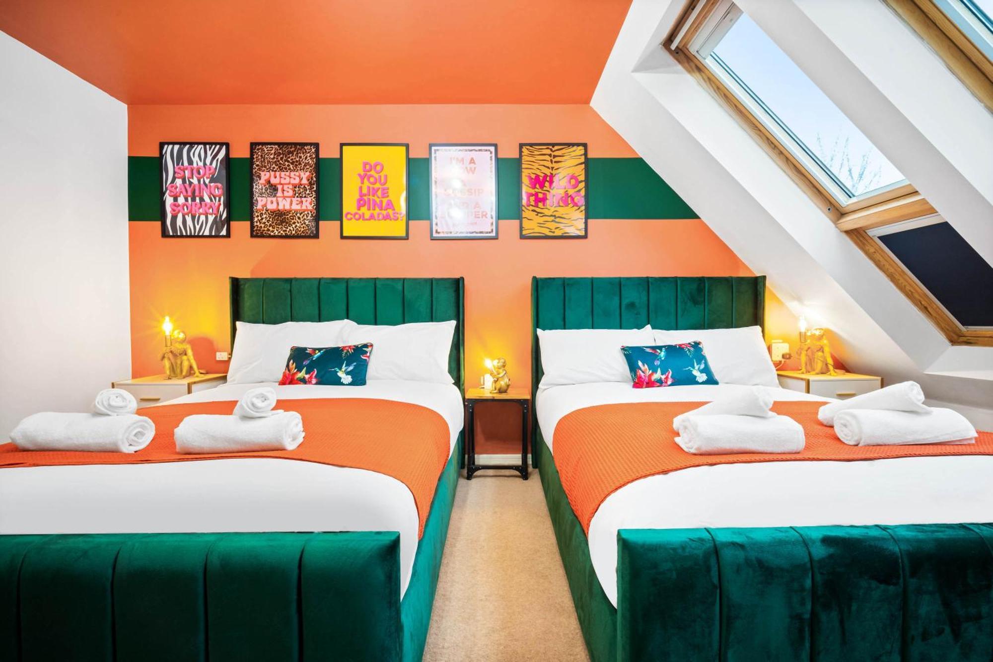 Holiday home Stylish 4 Bed House W/garden ✘ Sleeps 9 - Salford ☆ Free Parking → Smart Tvs In Every Bedroom ☆ Free Netflix & Ultra Fast Wifi ✪ 6 Min To Centre, Close To Trafford Centre, Etihad Stadium, Arena, Clubs & More! *
