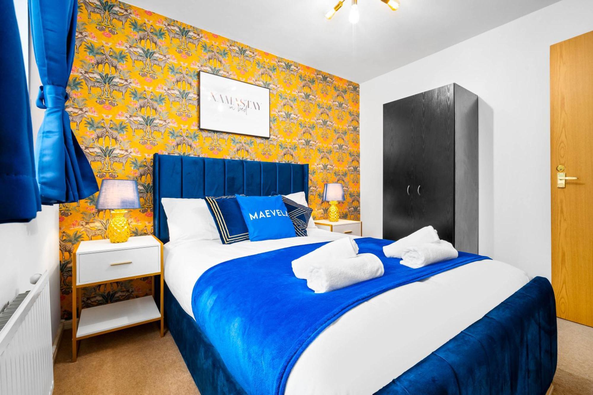 Holiday home Stylish 4 Bed House W/garden ✘ Sleeps 9 - Salford ☆ Free Parking → Smart Tvs In Every Bedroom ☆ Free Netflix & Ultra Fast Wifi ✪ 6 Min To Centre, Close To Trafford Centre, Etihad Stadium, Arena, Clubs & More! Manchester