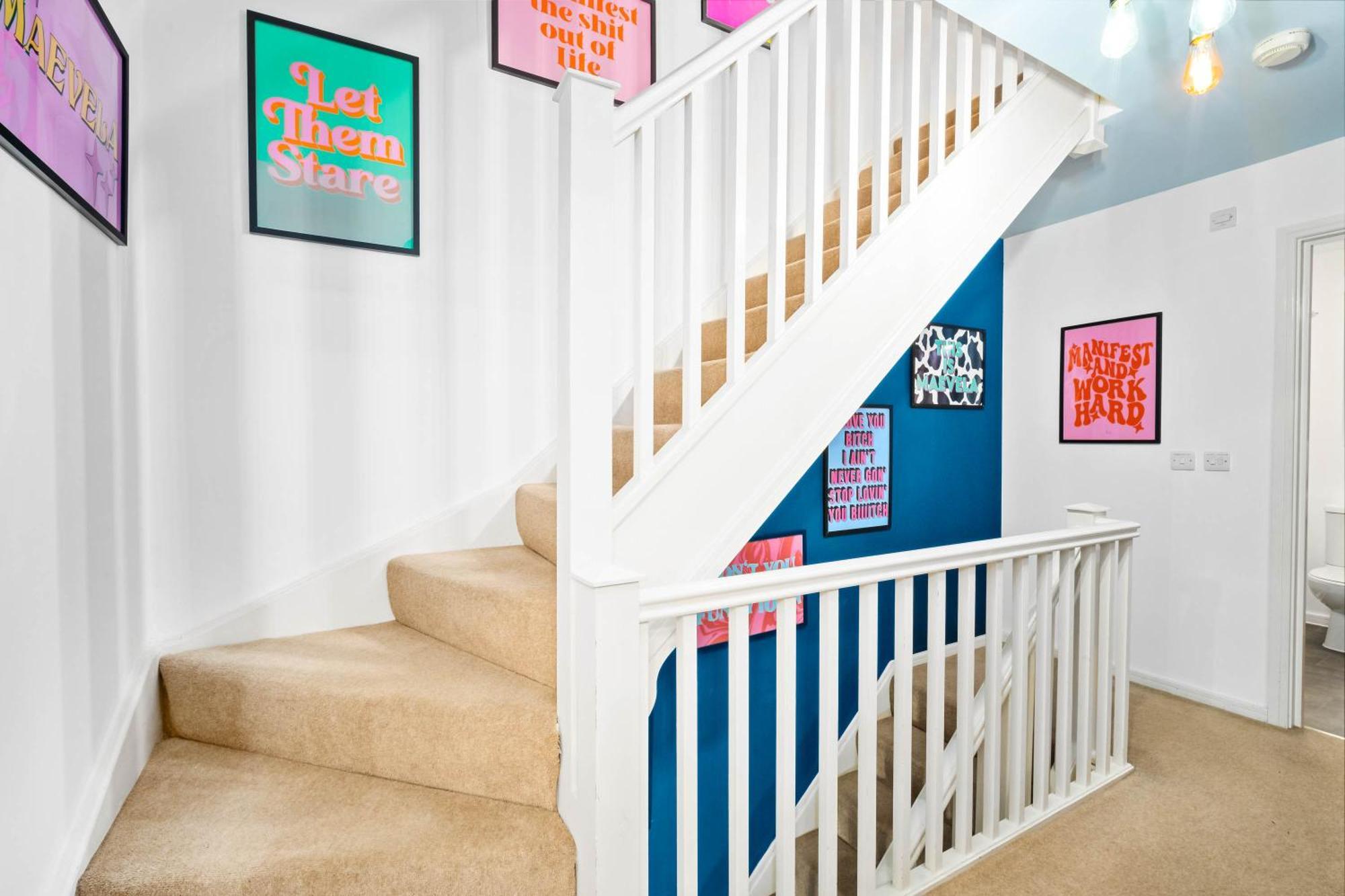 Stylish 4 Bed House W/garden ✘ Sleeps 9 - Salford ☆ Free Parking → Smart Tvs In Every Bedroom ☆ Free Netflix & Ultra Fast Wifi ✪ 6 Min To Centre, Close To Trafford Centre, Etihad Stadium, Arena, Clubs & More! Manchester