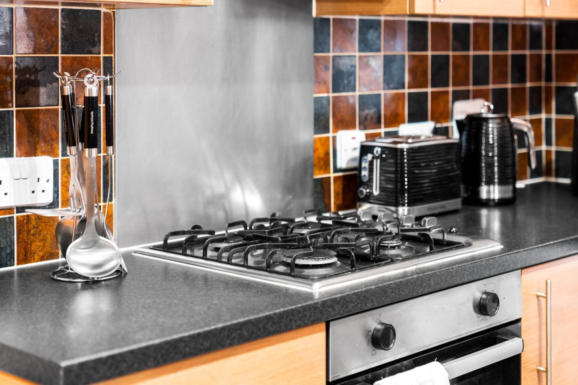 Stylish 4 Bed House W/garden ✘ Sleeps 9 - Salford ☆ Free Parking → Smart Tvs In Every Bedroom ☆ Free Netflix & Ultra Fast Wifi ✪ 6 Min To Centre, Close To Trafford Centre, Etihad Stadium, Arena, Clubs & More! Holiday home