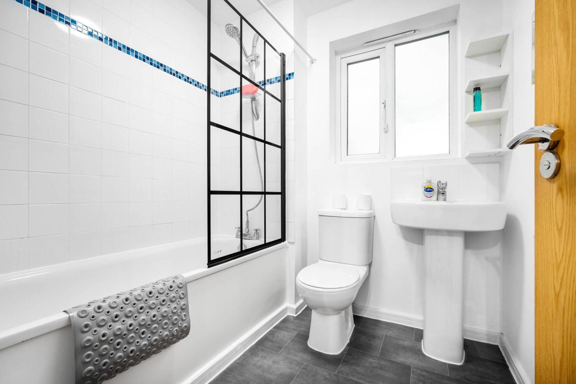 Stylish 4 Bed House W/garden ✘ Sleeps 9 - Salford ☆ Free Parking → Smart Tvs In Every Bedroom ☆ Free Netflix & Ultra Fast Wifi ✪ 6 Min To Centre, Close To Trafford Centre, Etihad Stadium, Arena, Clubs & More! *