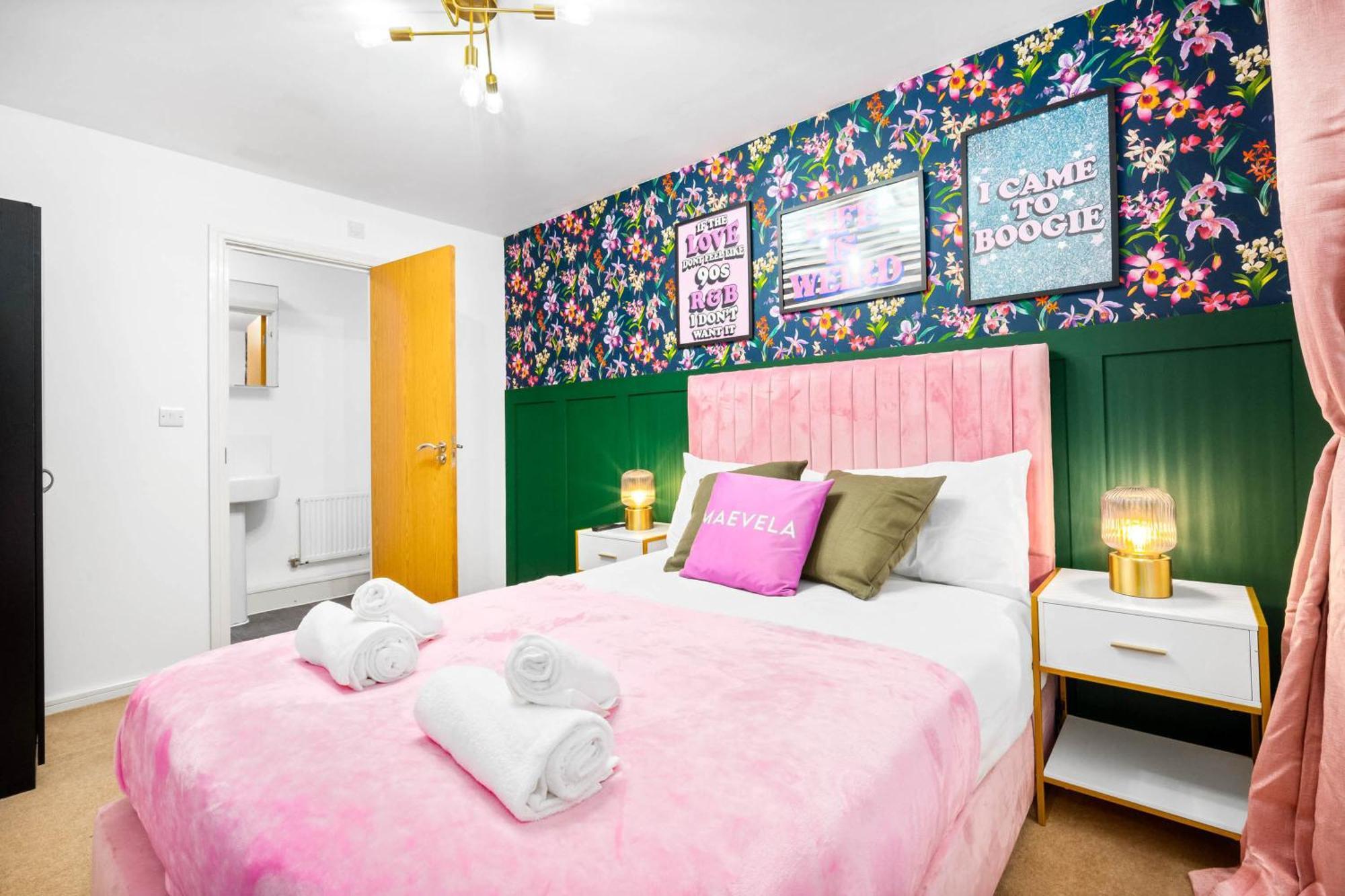 Holiday home Stylish 4 Bed House W/garden ✘ Sleeps 9 - Salford ☆ Free Parking → Smart Tvs In Every Bedroom ☆ Free Netflix & Ultra Fast Wifi ✪ 6 Min To Centre, Close To Trafford Centre, Etihad Stadium, Arena, Clubs & More! Manchester